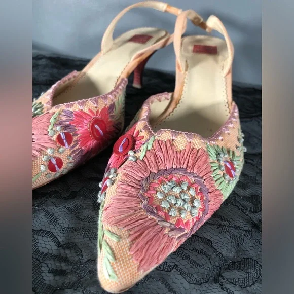 Oscar by Oscar de la Renta embroidered floral sling back kitten heels - Picture 2 of 8